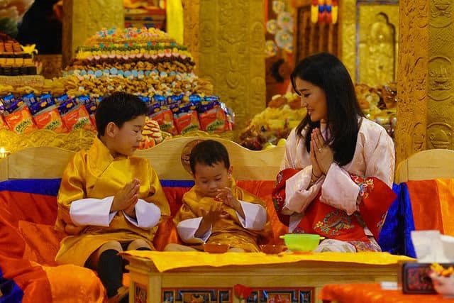 La reina de Bután con dos de sus hijos