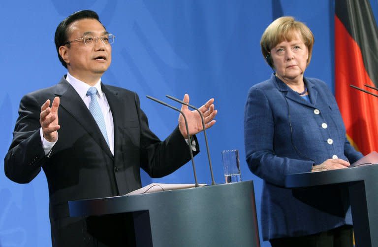 German Chancellor Angela Merkel (R) and China's Prime Minister Li Keqiang give a press conference at the Chancellery in Berlin, Germany, on May 26, 2013. Merkel and Li urged Sunday for talks to avert brewing trade spats between Beijing and the EU, warning that protectionist measures would hurt both sides