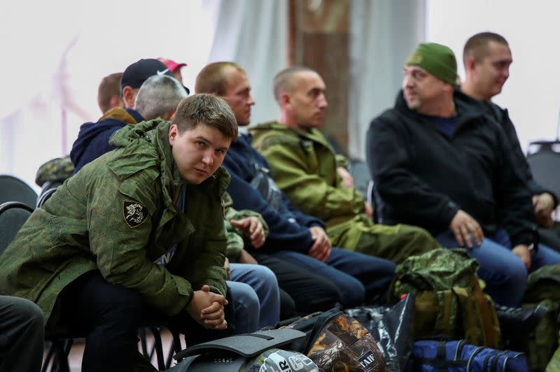 Reservistas rusos se reúnen en un punto de encuentro en el curso de la movilización parcial de tropas en Volzhsky