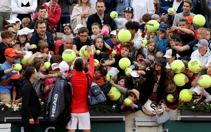 El serbio Novak Djokovic firma autógrafos tras ganar su partido de segunda ronda del Abierto de Francia ante el eslovaco Alex Molcan, en Roland Garros, París, Francia