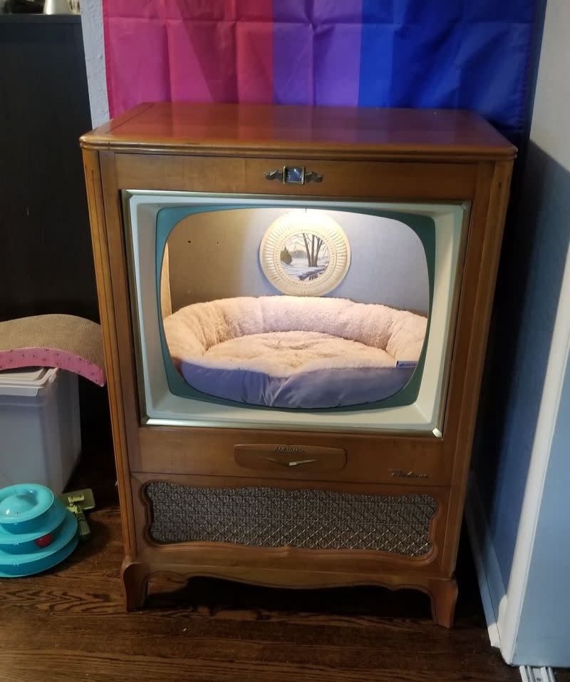 ▲網友的父親將一台舊型電視改造成貓窩。（圖／Twitter：biggestweiner）