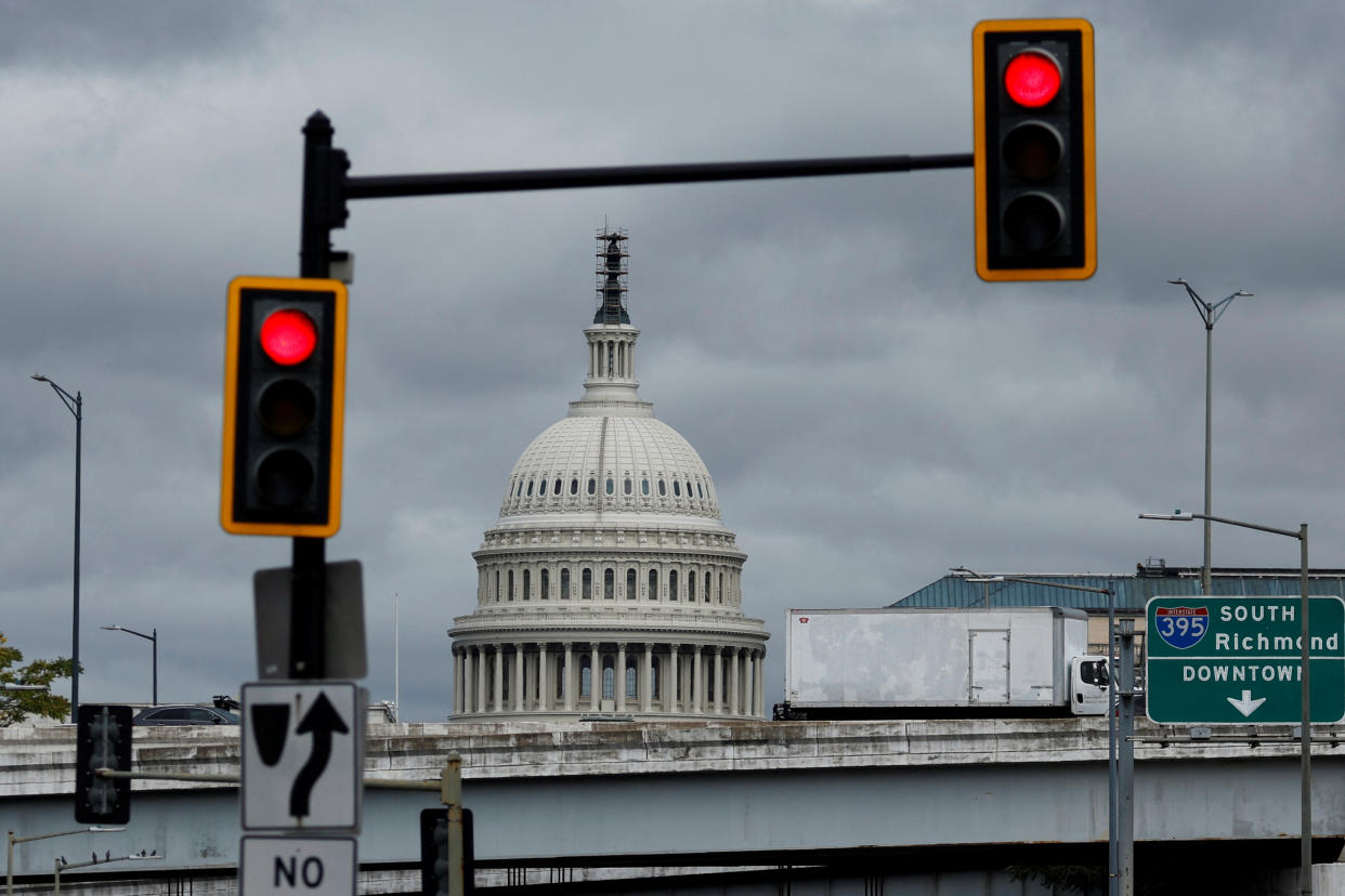 Stoplights in front of the U.S. Capitol dome near a road sign that reads: 395 South Richmond, downtown