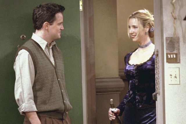 <p>NBCU Photo Bank/NBCUniversal via Getty Images</p> Matthew Perry and Lisa Kudrow on 'Friends'