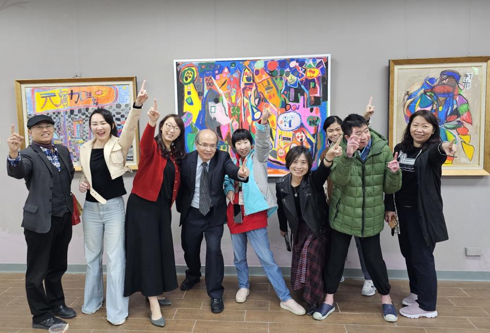 文山特殊教育學校校長葉宗青（左四）帶領師生與台灣天使藝術家發展協會創會理事長黃詩芬（右四）在藝文畫廊介紹、分享學生們的作品。（記者黃荷琇 拍攝）