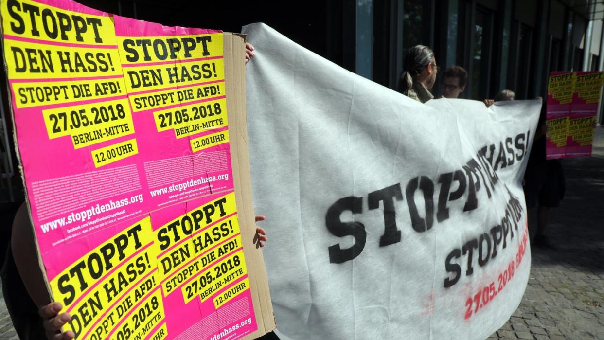 Verschiedene politische Gruppen demonstrieren in Berlin gegen die geplante Großdemonstration der AfD am kommenden Sonntag und rufen zu einer Gegendemonstration auf. Foto: Wolfgang Kumm