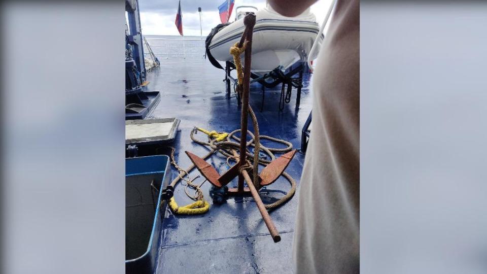 菲律賓總統小馬可仕下令拆除中國海警在黃岩島設下的漂浮屏障。（圖／翻攝自@jaytaryela推特）