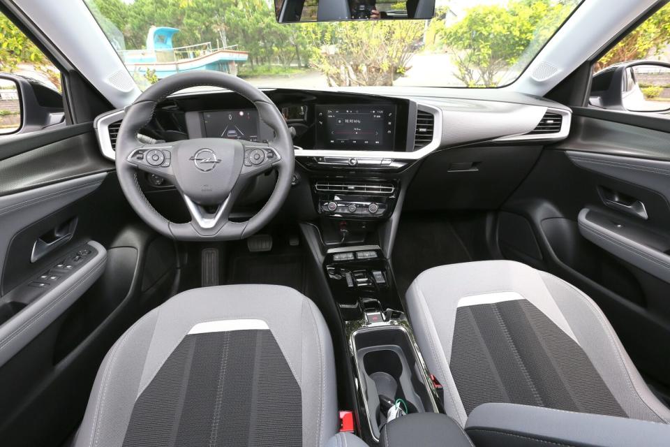 內裝鋪陳貫徹Bold & Pure大膽純粹的Opel新世代設計與語彙，採極簡數位駕駛介面與多層次飾板搭配組成，來營造科技氛圍與質感。