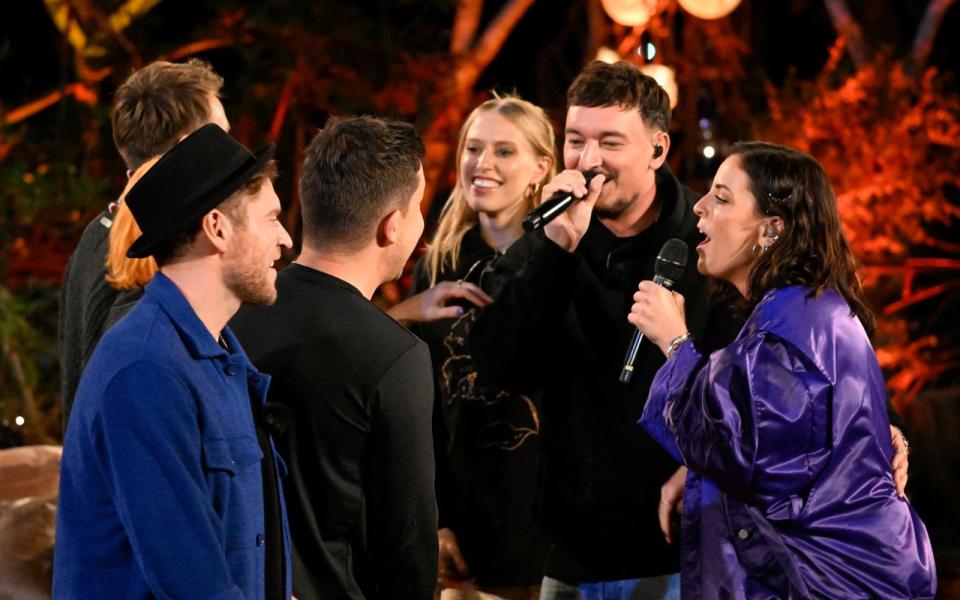 Piep, piep, piep, wir haben uns alle lieb - am Ende lag sich die ganze "Sing meinen Song"-Crew in den Armen. (Bild: RTL / Markus Hertrich)