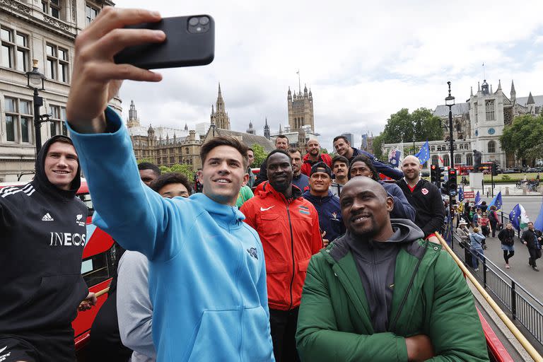 El argentino Marcos Moneta toma la foto de los 16 rugbiers elegidos para promocionar el Seven de Londres en un típico ómnibus londinense de dos pisos.