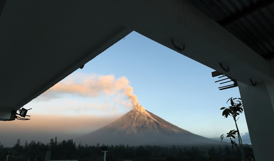 <p>FRM15. DARAGA (FILIPINAS), 23/01/2018. Vista del volcán Mayon mientras entra en erupción hoy, martes 23 de enero de 2018, desde la ciudad de Daraga, provincia de Albay (Filipinas). El Instituto Filipino de Vulcanología y Sismología (PHIVOLCS) elevó el 22 de enero el nivel de alerta para el volcán Mayon en medio de temores de una erupción mayor en las próximas horas o días. “Más de 26,000 personas han sido evacuadas a refugios en el área. La zona de peligro se extiende a un radio de 8 kilómetros desde el respiradero de la cumbre. Se recomienda encarecidamente al público que esté atento y desista de ingresar a esta zona de peligro”, agregó el PHIVOLCS. EFE/FRANCIS R. MALASIG </p>