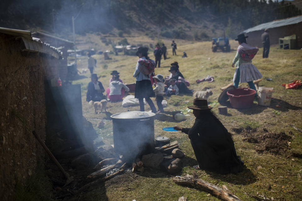 En imagen del 15 de agosto de 2018, los familiares de personas que murieron a manos de las guerrillas del grupo Sendero Luminoso y el ejército peruano en la década de 1980 cocinan antes de enterrar a sus seres queridos en Quinuas, en la provincia de Ayacucho. Más de 20.300 peruanos aún tienen la condición de desaparecidos tras la violencia entre las fuerzas de seguridad y los ultraizquierdistas de Sendero Luminoso durante las décadas de 1980 y 1990. (AP Foto/Rodrigo Abd)