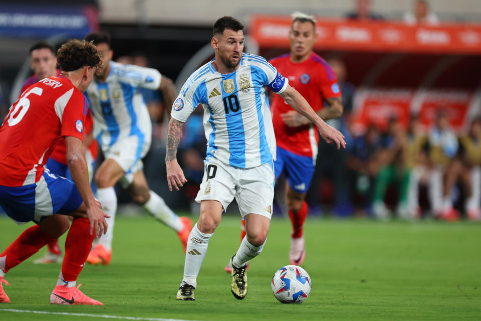 EAST RUTHERFORD, NJ - JUNE 25: Lionel Messi #10 of Argentina controls the ball during the first half of the CONMEBOL Copa America Group stage game against Chile on June 25, 2024 at MetLife Stadium in East Rutherford, New Jersey.  (Photo by Rich Graessle/Icon Sportswire via Getty Images)
