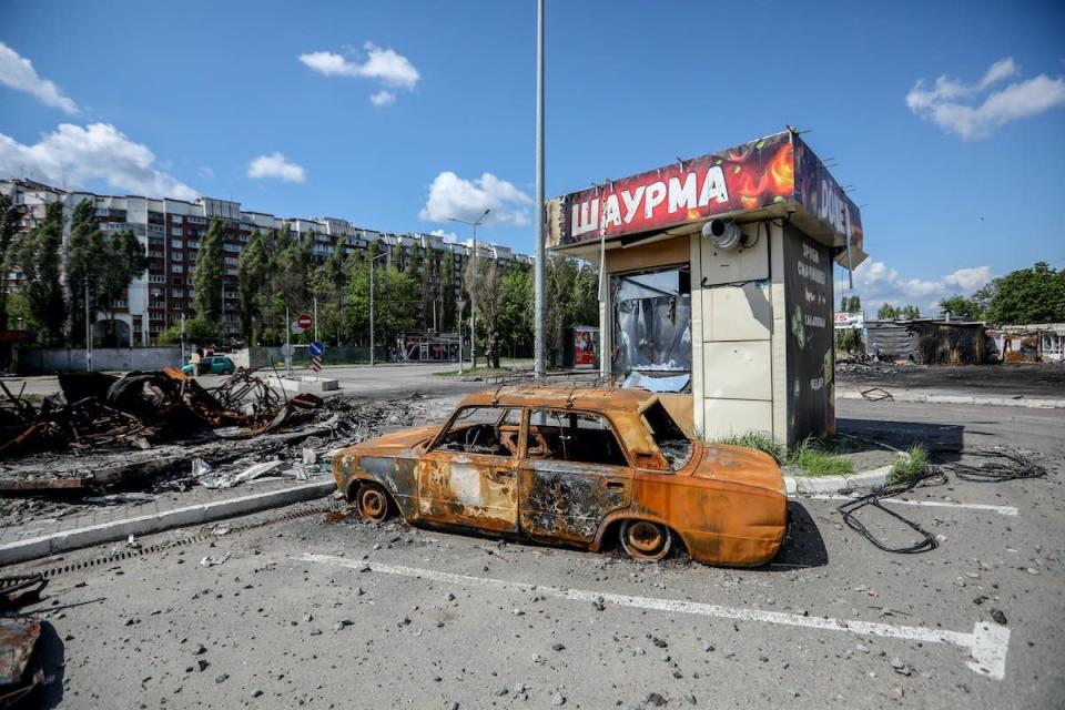 Ein ausgebranntes Auto im Stadtteil Saltiwka der ost-ukrainischen Millionenstadt Charkiw. 