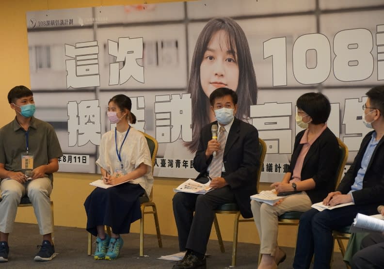 教育部長潘文忠（中）與學生於「108課綱高中生論壇」深談自主學習。EdYouth提供