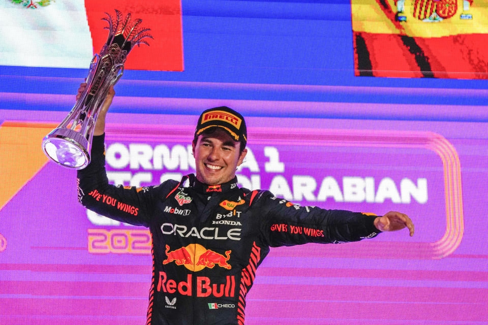 El mexicano Sergio Pérez de Red Bull celebra su victoria en el Gran Premio de Arabia Saudí en el circuito de Yeda, el domingo 19 de marzo de 2023. (AP Foto/Hassan Ammar)