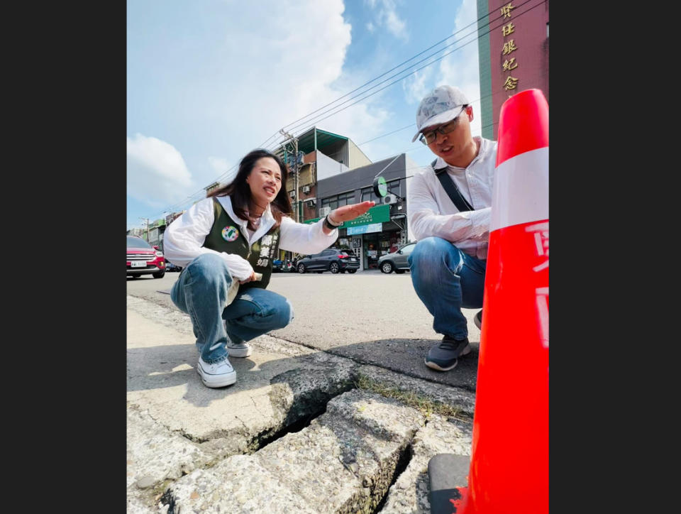 新竹市育賢國中旁溝蓋破損，導致民眾踩空受傷，民進黨新竹市議員鄭美娟（左）質疑市府未落實巡檢修繕，25日呼籲市府改善，避免民眾再次受傷。（圖取自鄭美娟 新竹市議員Facebook）