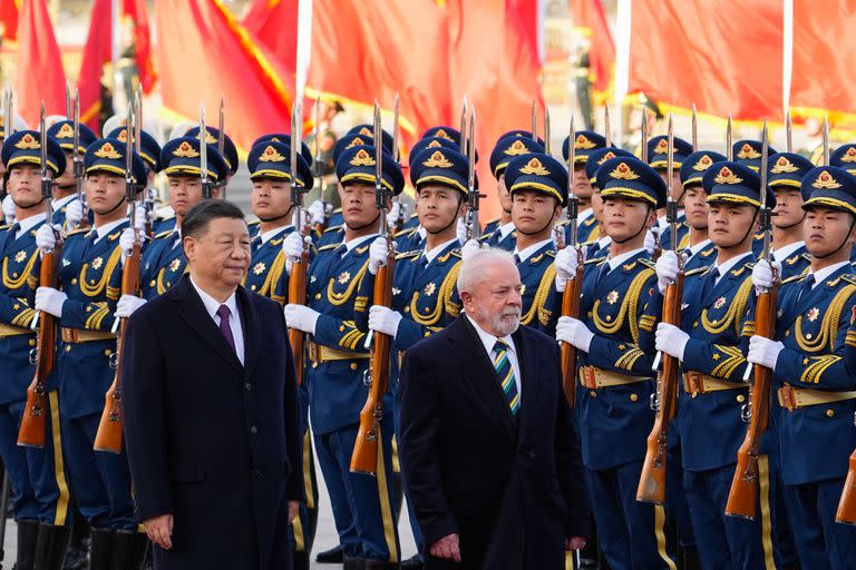 El presidente de China, Xi Jinping, y el presidente de Brasil, Luiz Inacio Lula da Silva, asisten a una ceremonia de bienvenida en el Gran Salón del Pueblo en Pekín el 14 de abril de 2023. 