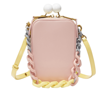 本身內心就藏著一顆少女心的Marc Jacobs，繼相機包和便當盒之後，這款融入粉嫩色調，搭配珍珠釦和鏈帶的手機包，真的超可以！