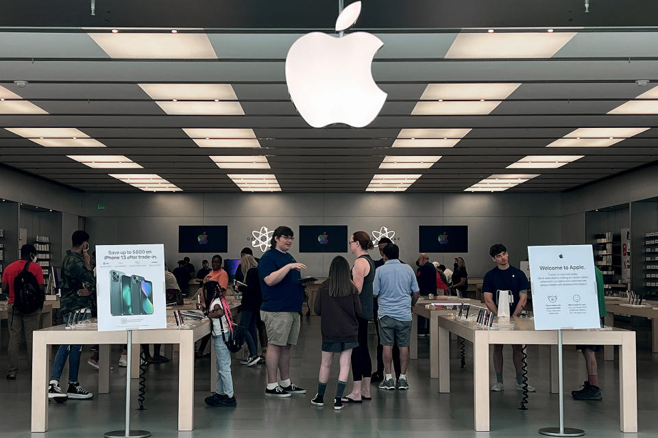 美國馬里蘭州的Apple Store Towson分店，工會提出要求客人繳付3%、5%、或更高的小費，希望提高員工收入。 (Chip Somodevilla/Getty Images)