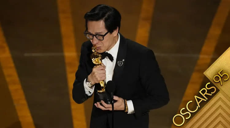 51歲華裔男星關繼威以《媽的多重宇宙》率先奪下奧斯卡男配獎。美聯社