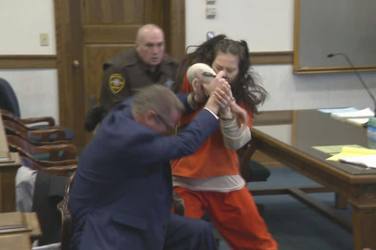 La mujer, de 25 años, fue acusada por tres delitos (Foto: Brown County Jail)