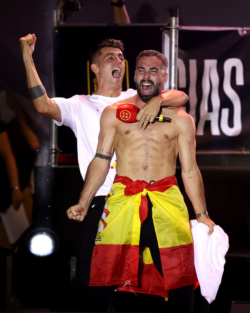 Alvaro Morata y Dani Carvajal celebrando el triunfo de La Roja en la Eurocopa en Cibeles