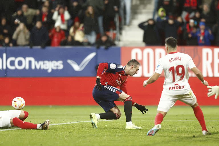 Acuña, el mejor de los argentinos en Sevilla, cubre el arco ante un ataque de Osasuna.