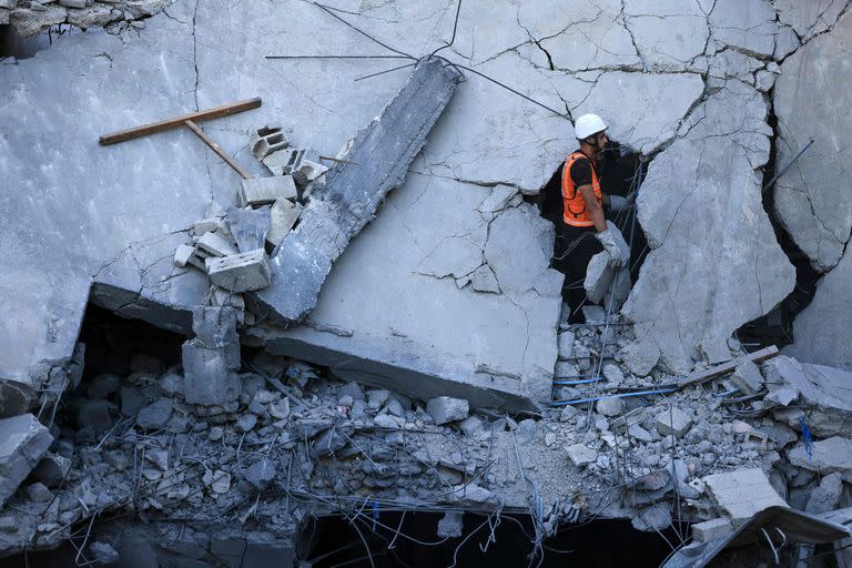 Destrucción en un edificio de Khan Younis, en la Franja de Gaza. (MAHMUD HAMS / AFP)