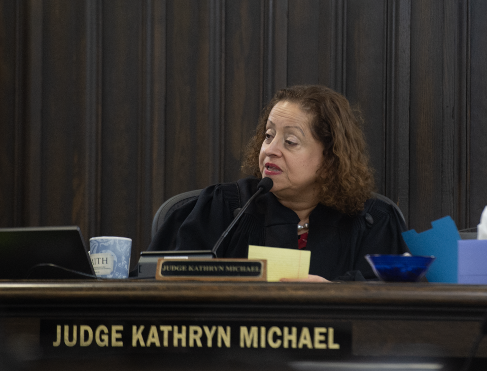 Judge Kathryn Michael asks the first witness, Kevin Starling, a question from the jurors on Friday during a trial involving Dacarrei Kinard, 31, of Columbus, who is accused of shooting and killing George Jensen in a 2023 road rage incident along I-76 in Norton.