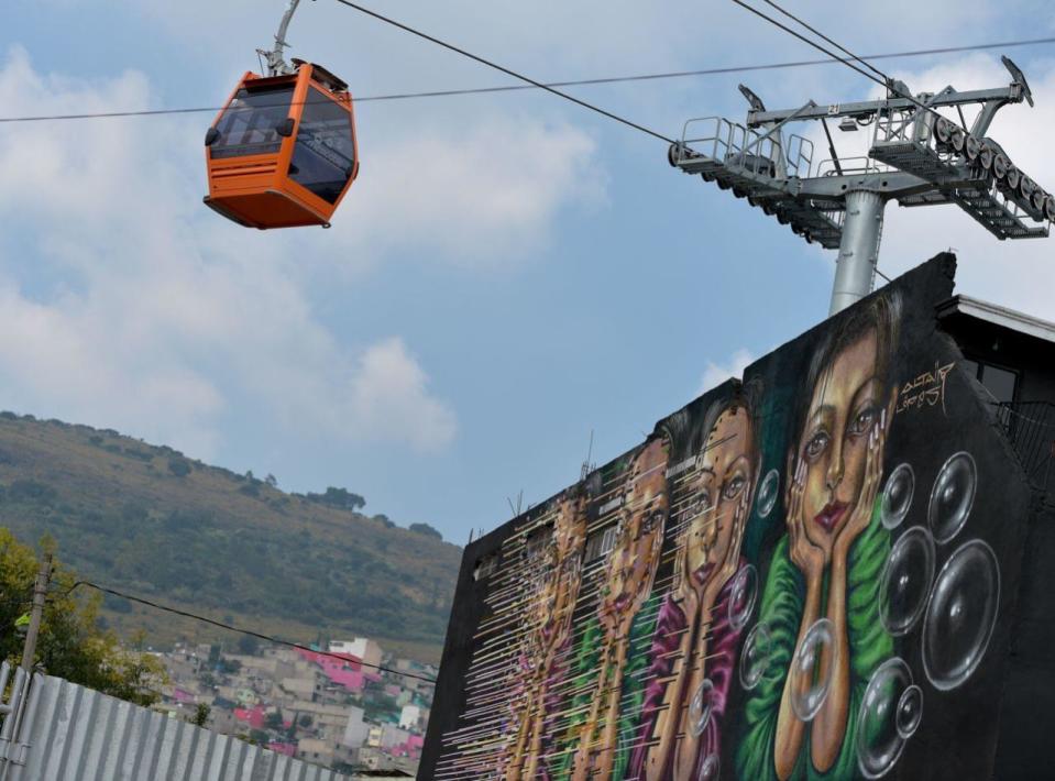 El Mexicable es un sistema electromecánico de manufactura italiana, que funciona con electricidad y tiene rieles en cada estación con dos motores para poder transportar dos sistemas, el bucle uno, de la estación uno a la cuatro y bucle dos, de la cuatro a la siete con dos sistemas que se interconectan”, mencionó. El teleférico contará con 185 cabinas en las que podrán trasladarse ocho pasajeros sentados o 10 de pie.