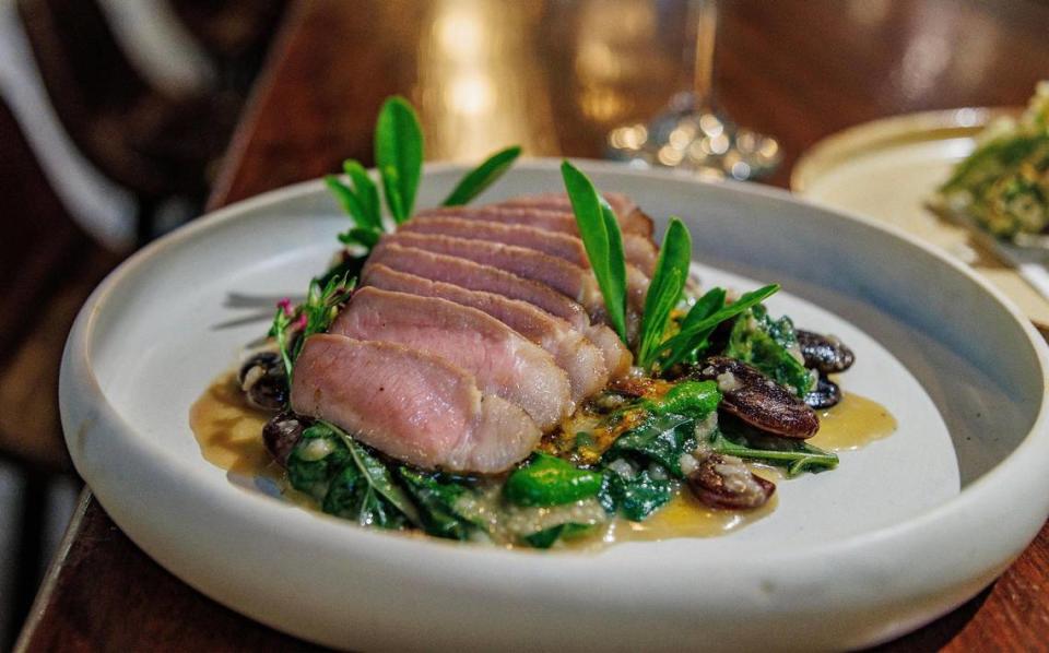 El cerdo Hertaberkschwein a la parrilla es uno de los platos principales del restaurante EntreNos en Miami Shores, que se centra en la carne, el marisco y las verduras de la Florida.