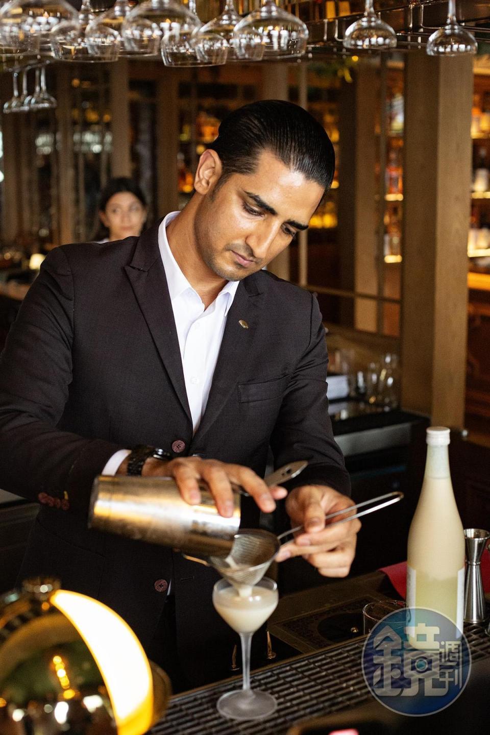 酒吧助理總經理Devender Sehgal毫不掩飾它對日本燒酎的熱愛，在這裡能喝到以日本四大燒酎創作的雞尾酒。