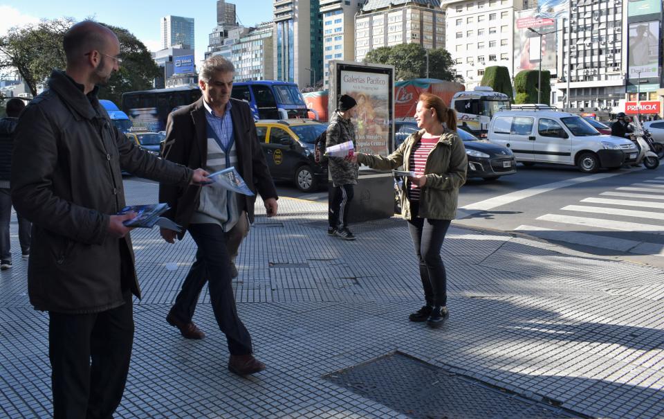 Las veredas argentinas, el primer escenario de la discordia política