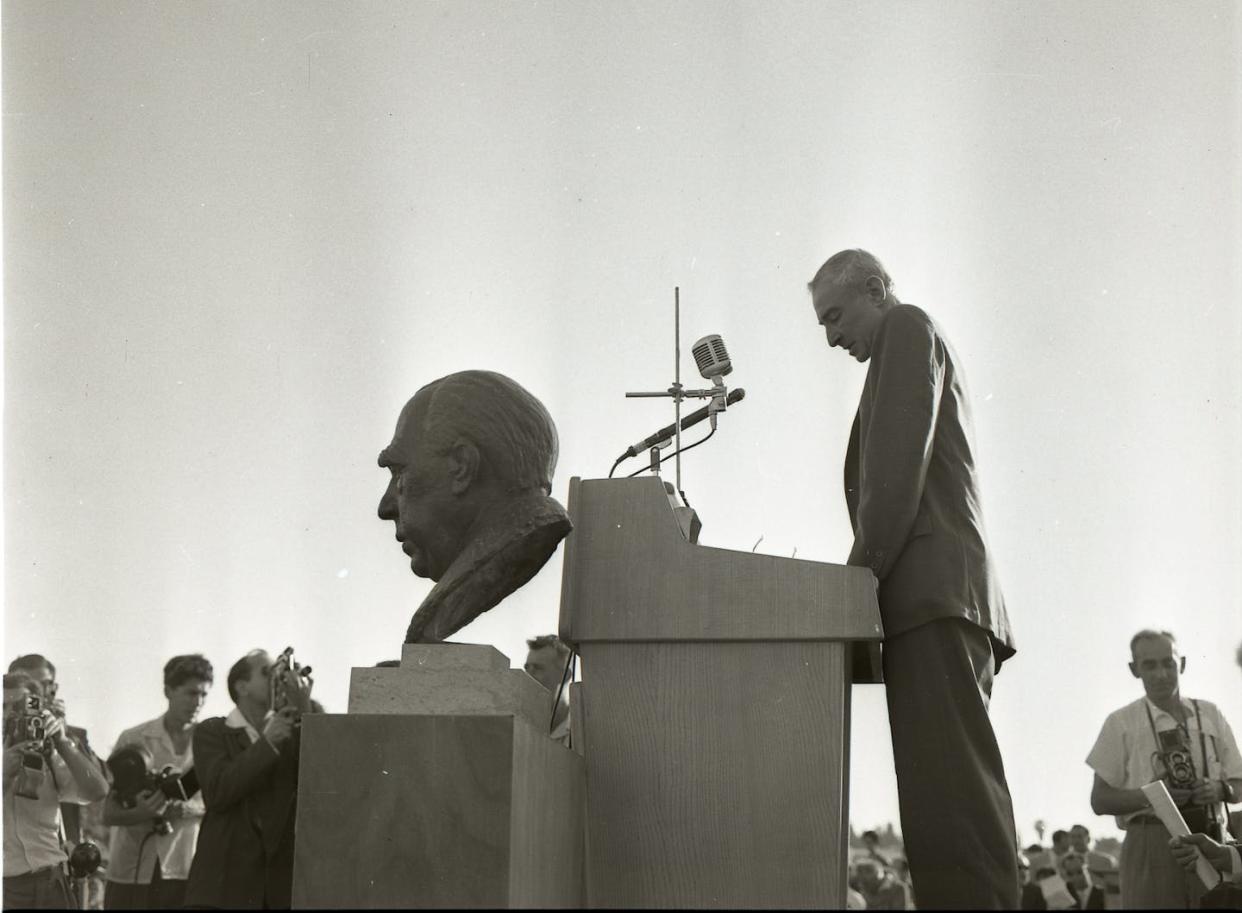 J. Robert Oppenheimer durante una visita a Israel en 1966. <a href="https://commons.wikimedia.org/wiki/File:J._Robert_Oppenheimer_visit_to_Israel_%28997009326988305171%29.jpg" rel="nofollow noopener" target="_blank" data-ylk="slk:Boris Carmi / Wikimedia Commons;elm:context_link;itc:0;sec:content-canvas" class="link ">Boris Carmi / Wikimedia Commons</a>