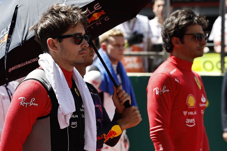 Charles Leclerc y Carlos Sainz Jr., los pilotos de Ferrari que lidian entre las deficientes estrategias del equipo y los errores de conducción