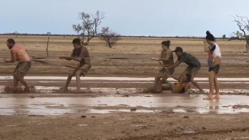 Personas deslizándose en el barro celebrando la lluvia en Winton, imagen tomada de video de redes sociales