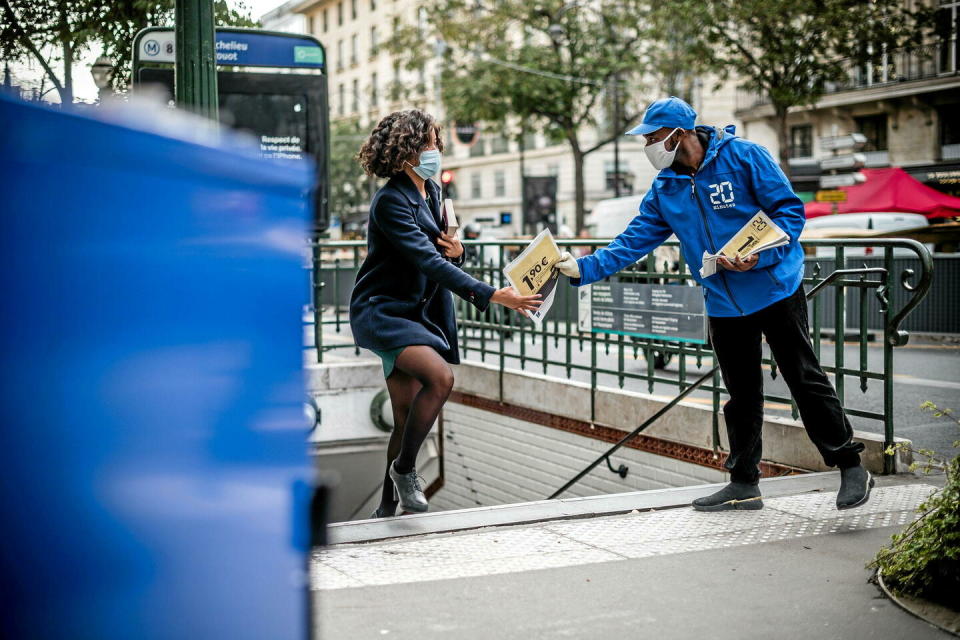 Un homme distribue le journal dans les rues de Paris, le 12 octobre 2020.  - Credit:NICOLAS MESSYASZ/SIPA / SIPA / NICOLAS MESSYASZ/SIPA