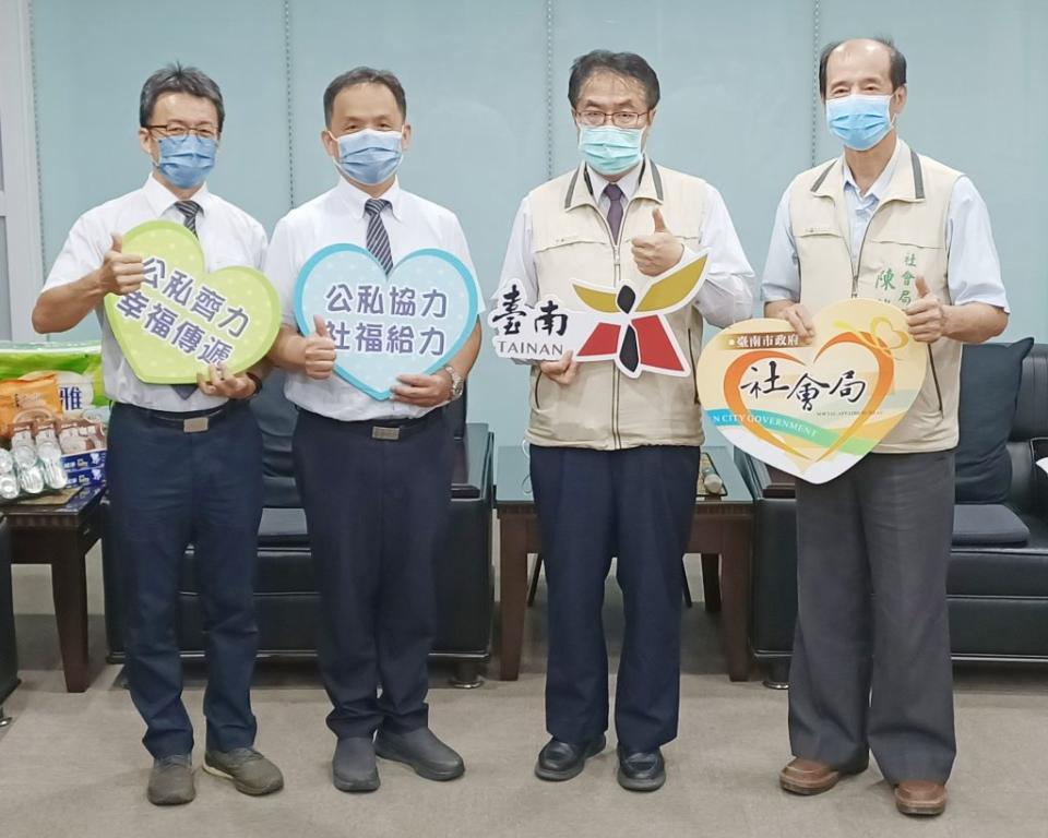 鴻仲生技及豐成建設捐贈物資予台南市實物愛心銀行。（南市府提供）