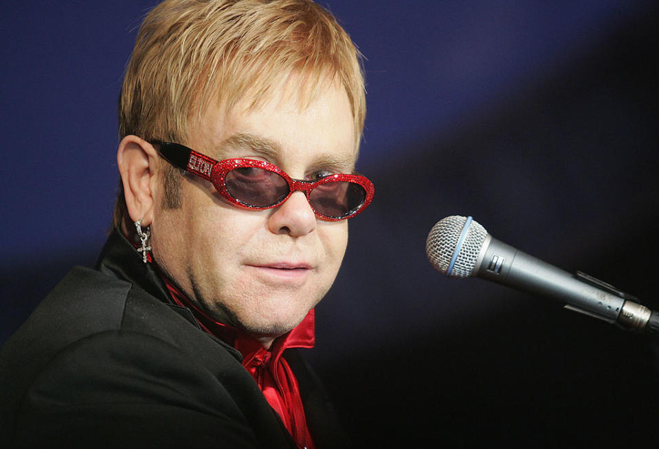 Elton John 1976 mit glitzernd-roter Sonnenbrille