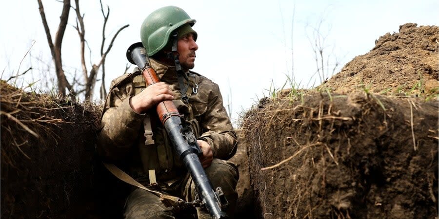 A serviceman of the 28th mechanized brigade with an RPG in a front-line trench in the Bakhmut area, April 5, 2023