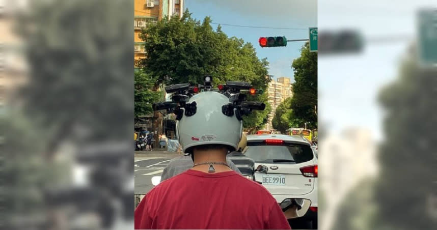 一名機車騎士在安全帽上加裝了9隻行車紀錄器。（圖／翻攝自臉書／爆廢公社公開版）
