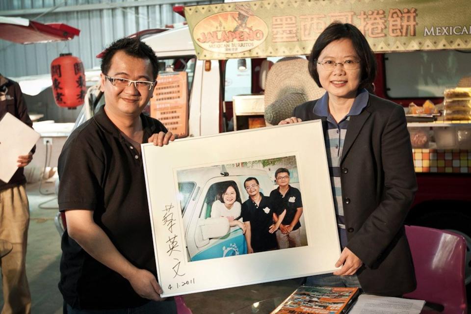 龔修賢（左）過去曾替蔡英文打造「小英號」胖卡。（翻攝蔡英文臉書）
