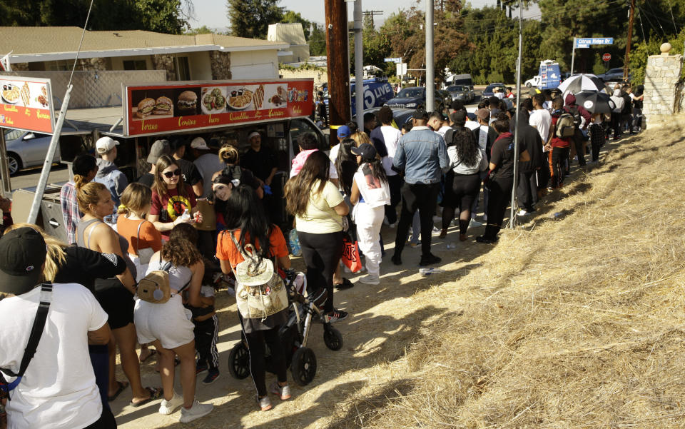 Gente hace fila para comprar en la venta de garaje de Chris Brown, en la casa del cantante en el barrio de Tarzana del Valle de San Fernando, el miércoles 6 de noviembre del 2019 en Los Angeles. (AP Foto/Damian Dovarganes)