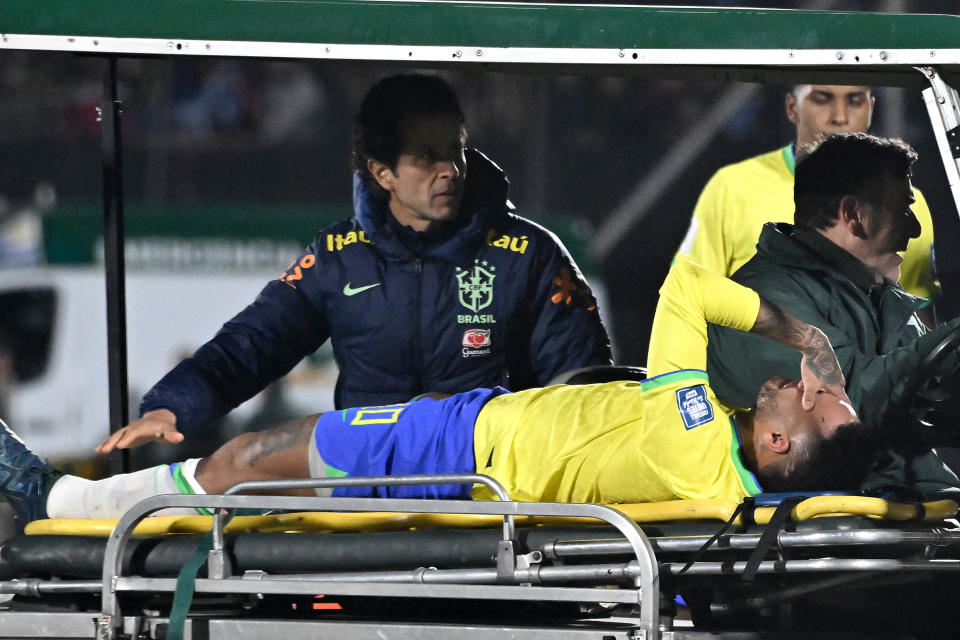 Neymar foi visto chorando ao ser retirado de campo na noite de terça-feira