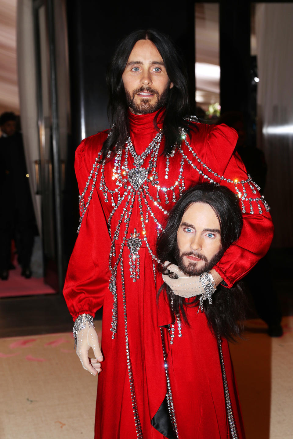 Wenn einer seinen eigenen Kopf unterm Arm tragen und dabei weiter gut aussehen kann, dann er: Jared Leto kam in einer roten Robe von Gucci-Designer Alessandro Michele zur Met Gala – inklusive einem nachgeformtem Schädel seiner selbst. Dazu muss man wissen, dass Michele bereits zahlreiche Bühnen-Outfits des exzentrischen Sängers entworfen hat. Es ist also sicher auch nicht so schlimm, dass Leto im Laufe des Abends den Schädel verlor – Buddy Alessandro entwirft ihm sicher noch mal einen neuen. (Bild: Getty Images)