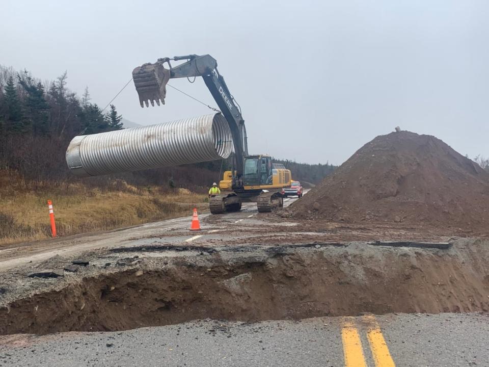 Newfoundland and Labrador's Department of Transportation and Infrastructure expects repairs to washed out sections of highway to be completed by mid-week. (Héloïse Rodriguez-Qizilbash/Radio-Canada - image credit)