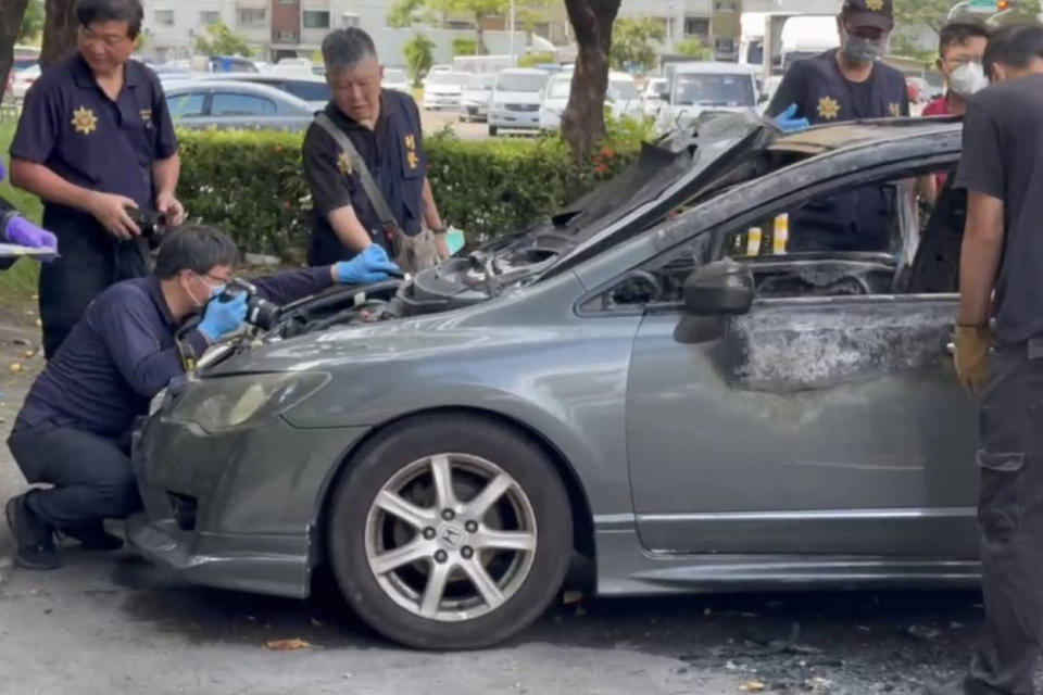 台南市區漁會理事長林士傑8日清晨遭槍擊不治，警方在南區一處停車場尋獲疑似用來接應槍手車輛，疑遭縱火滅證，鑑識人員仔細蒐證。（中央社／讀者提供）