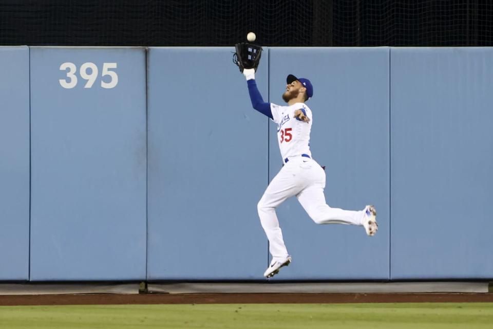 El jardinero central de los Dodgers, Cody Bellinger, atrapa un elevado de Austin Nola, de los Padres de San Diego.
