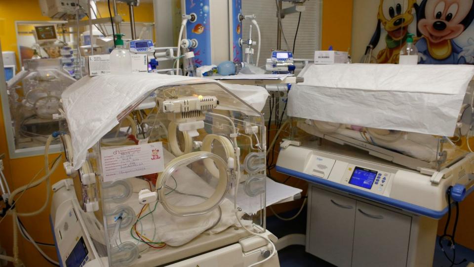 Ein Inkubator auf der Entbindungsstation der Privatklinik von Ain Borja beherbergt eines der neun Kinder, die eine Frau aus Mali per Kaiserschnitt zur Welt gebracht hat.