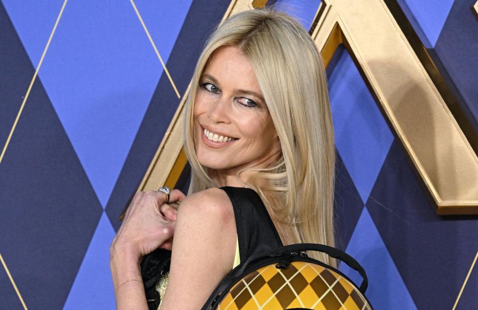 Claudia Schiffer crée la surprise avec son chat sur le tapis rouge de Londres